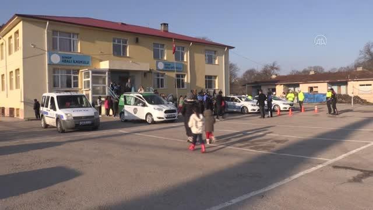Sinop'ta, polislik mesleği köy çocuklarına "Kanka" maskotu ile tanıtılıyor