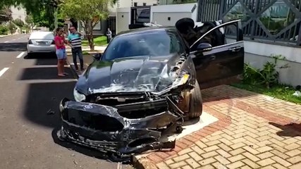 Após forte colisão com Fusion, Gol tomba na Rua Manoel Ribas
