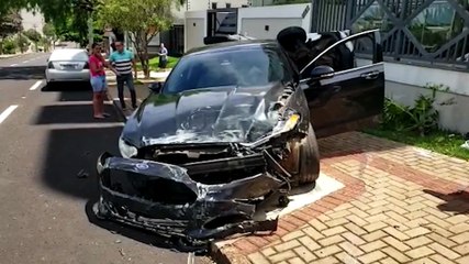 Após forte colisão com Fusion, Gol tomba na Rua Manoel Ribas