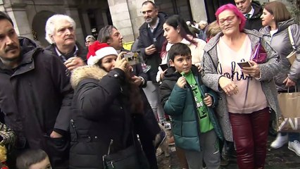 Feijóo visita los puestos de Navidad de la Plaza Mayor con Ayuso