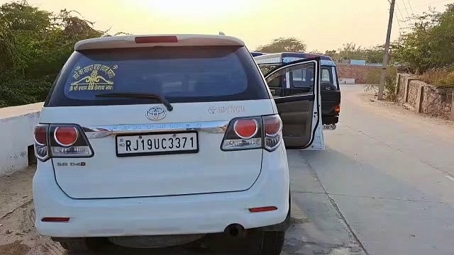 Luxury car accident : लग्जरी कार अनियंत्रित होकर दीवार से टकराई