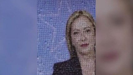 Meloni si commuove per il "mosaico-ritratto" dei soldati italiani
