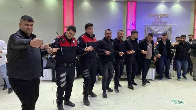 YUNUS EKİPLERİ, KATILDIKLARI DÜĞÜNDE HALAY ÇEKTİ