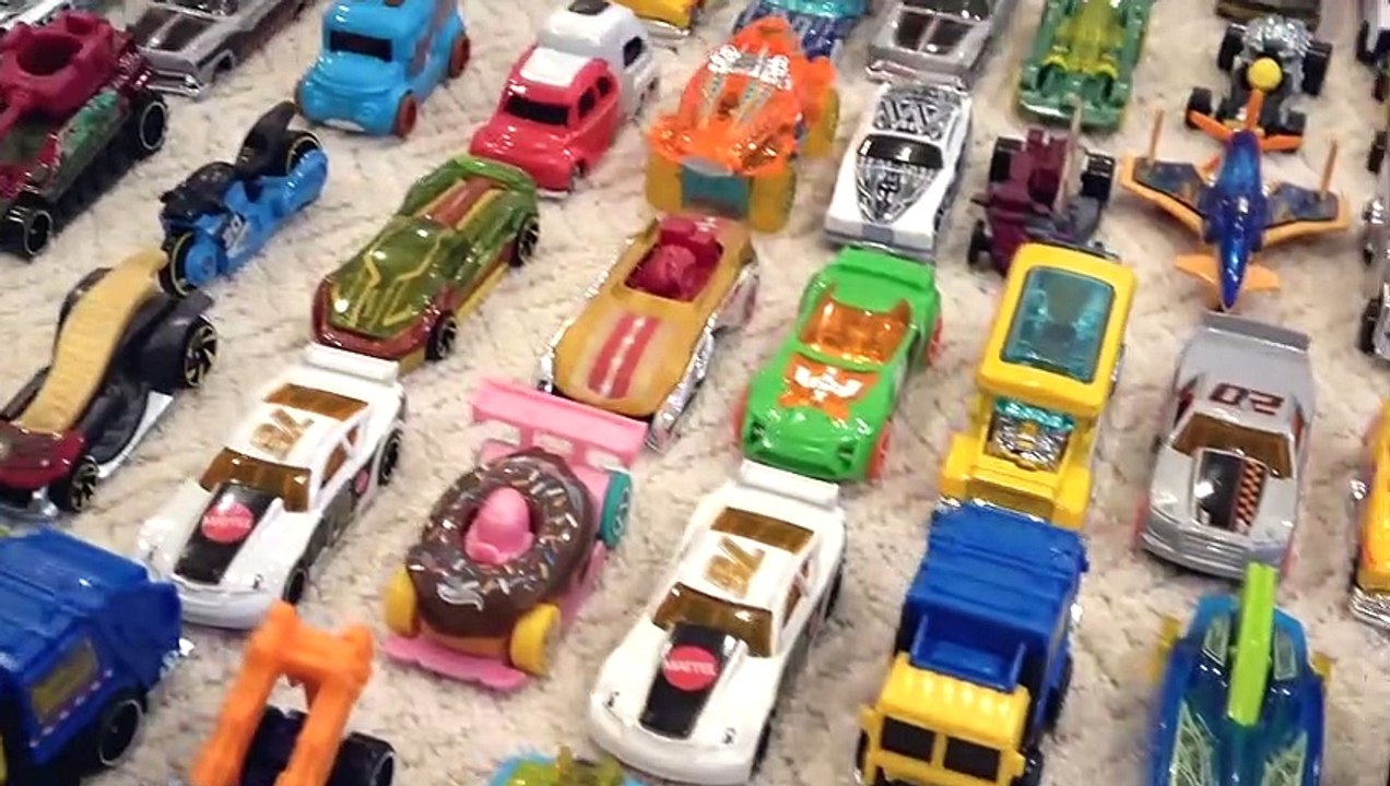 Roma and Diana have fun with toy cars   Hot Wheels City