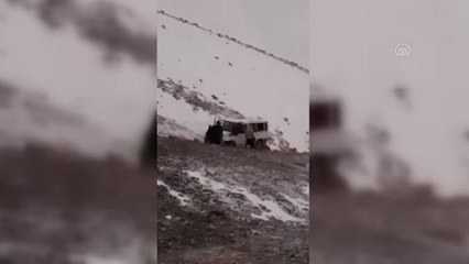 Hakkari'de minibüs şarampole devrildi, 4'ü öğretmen, 2'si öğrenci 11 kişi yaralandı