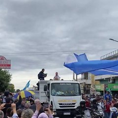 Mac Allister fue recibido por miles de fanáticos en las calles pampeanas