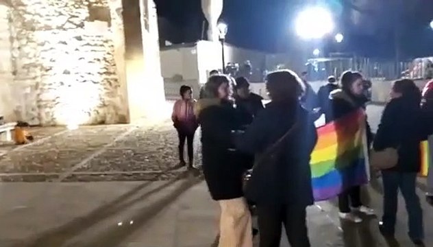 Unas cien personas protestan contra el párroco de Villarta de San Juan