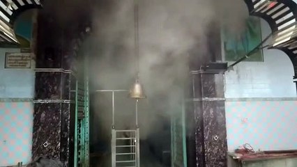 भैरव मंदिर के नारियल भंडारण कक्ष में लगी आग, दिनभर उठता रहा धुंआ