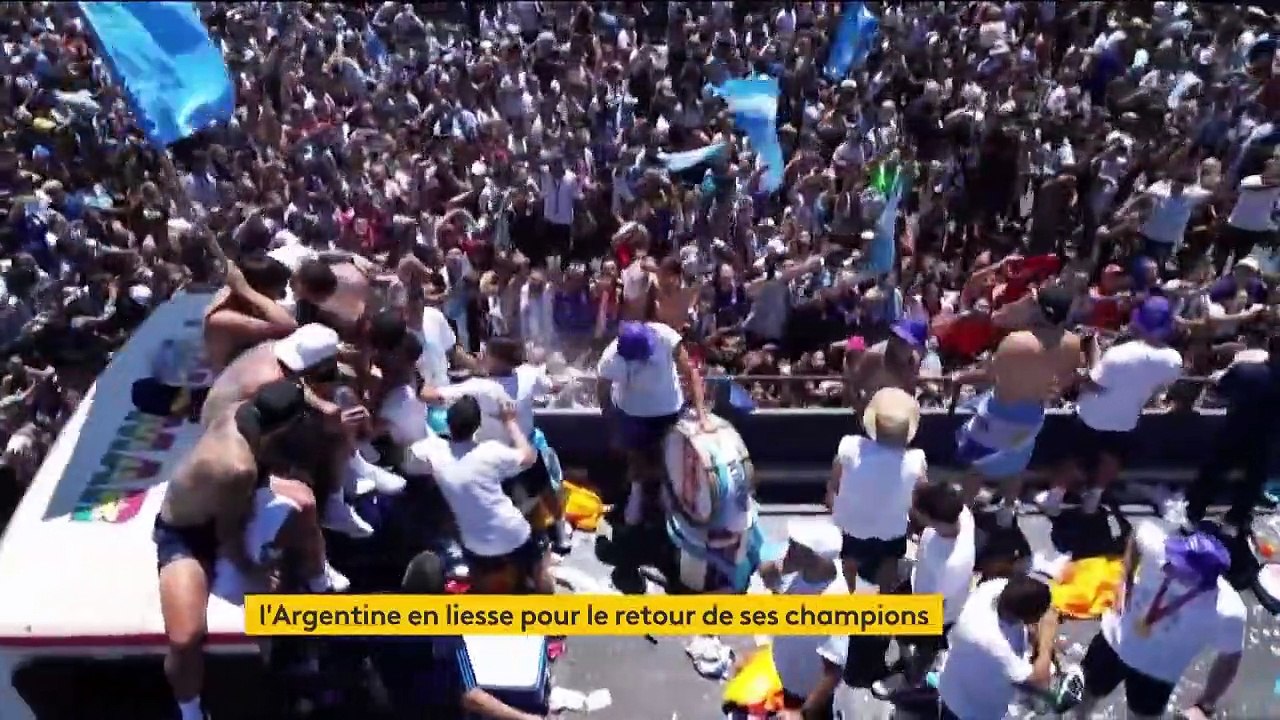 France 2 : Coupe du monde 2022: les Argentins accueillis en héro au retour du Qatar
