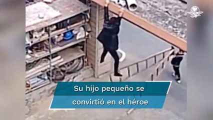 Se le cayó la escalera mientras trabajaba y su hijo pequeño la salva de caída fatal