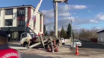 Kamyonun çarptığı elektrik direği halk otobüsünün üzerine devrildi