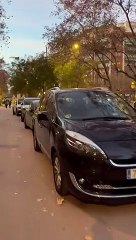 Decenas de coches aparcados en el paseo de Sant Joan de Barcelona