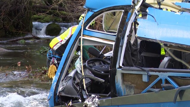 Rescatan el cadáver de la séptima víctima mortal del accidente de autobús