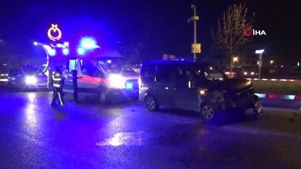 Otomobil ile hafif ticari aracın çarpıştığı kaza kamerada