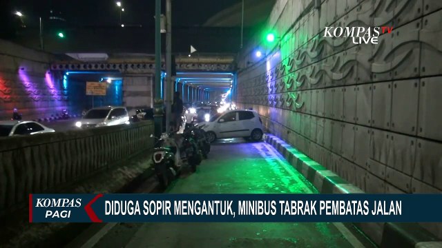 Mobil Tabrak Beton Pembatas Jalan di Underpass Mampang, Sopir Alami Luka di Bagian Dada