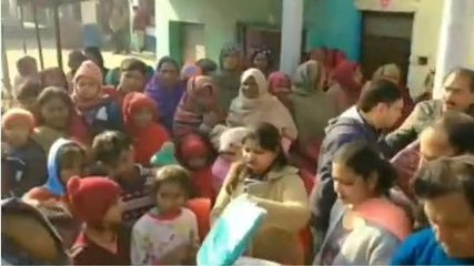 रामपुर:निर्धनों व असहायों को ठंड से बचाने के लिए वस्त्र लेकर गांव पहुंचे भाविप के सदस्य