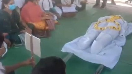 अलीराजपुर : संविदा स्वास्थ्यकर्मियों ने अर्थी निकालकर किया अनूठा प्रदर्शन,सरकार से की मांग