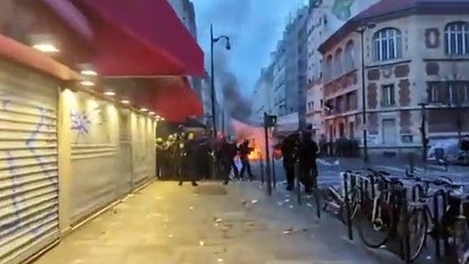 Saldırıya yönelik protestolarda 11 polis yaralandı