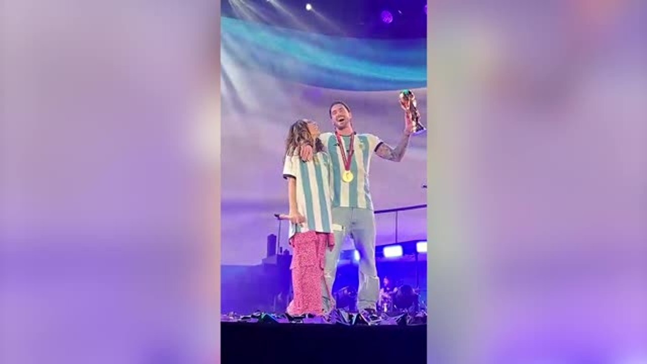 De Paul feiert WM-Titel live on Stage bei Konzert