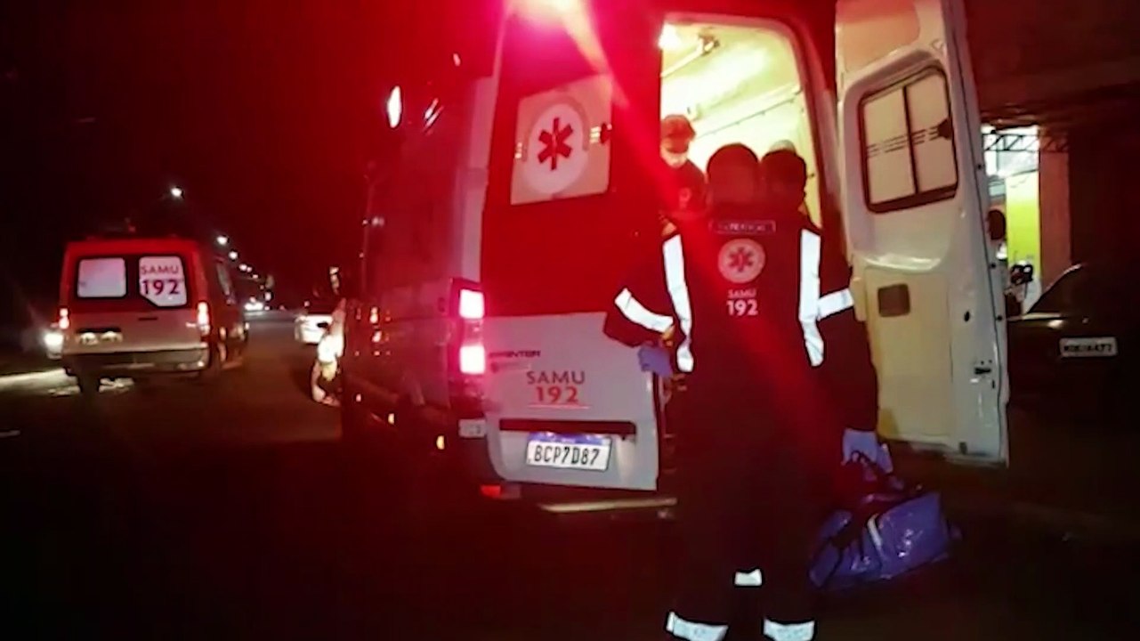 Motociclista fica ferido ao atingir traseira de Saveiro e cair dentro da carroceria, no Pioneiros Catarinenses