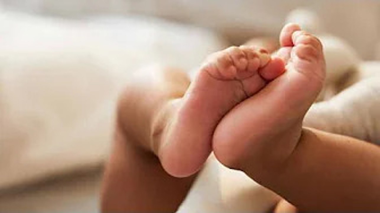 Un bébé de 7 mois mordu au visage, les parents placés en garde à vue