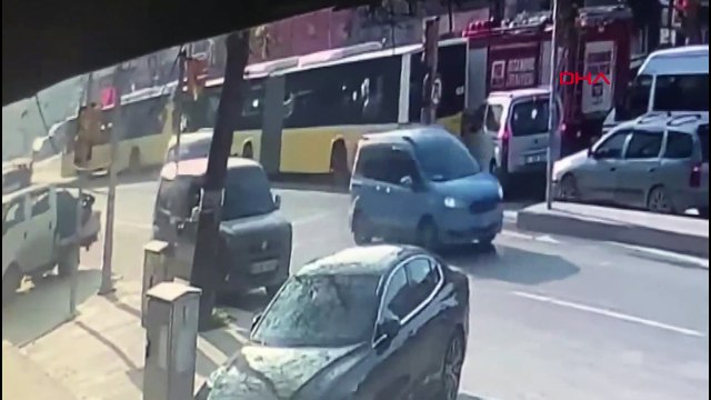 İETT otobüsü kaza yaptı: 1 kişi arada kalıp sıkıştı! O anlar kamerada