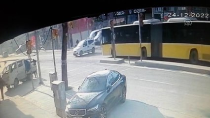 Video herunterladen: İETT otobüsü ve otomobilin çarpıştığı kazada 1 kişi yaralandı