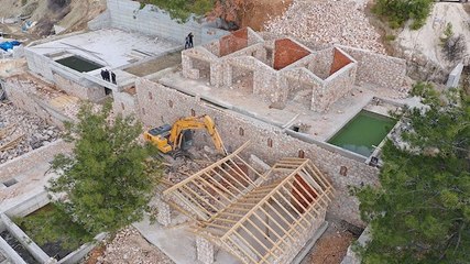 Kaş’ta 12 kaçak villa yıkıldı