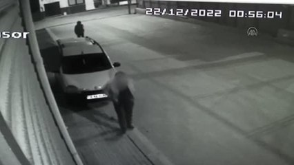 Çaldıkları plakaları başka araçlara takıp akü hırsızlığı yapan 3 zanlı tutuklandı