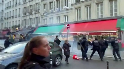 Paris'te Ahmet Kaya Kürt Kültür Merkezi yakınlarında gerçekleştirilen saldırının ardından protestolar