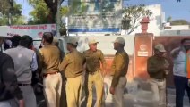 भाजयुमो कार्यकर्ताओं ने बीडी कल्ला के आवास पर जड़ा ताला, पुलिस ने हिरासत में लिया