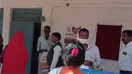 गुना : अपने ही पैसों के लिए भटक रहे गरीब, बैंक मैनेजर पर लगाया रिश्वत का आरोप