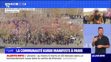 Скачать видео: Fusillade à Paris: environ un millier de personnes rassemblées place de la République en hommage aux victimes