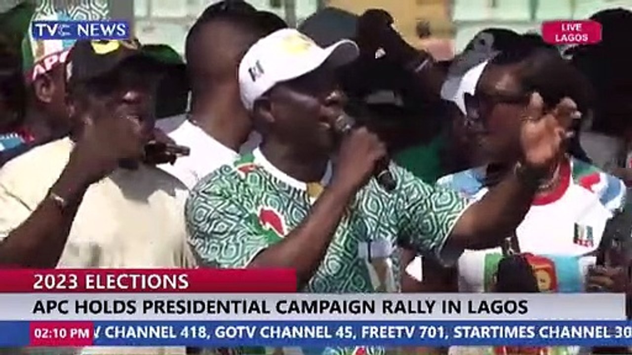 Kwam1 praises tinubu at Lagos presidential campaign