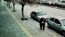 Yaşlı kadının ölümden döndüğü makas kazası kamerada