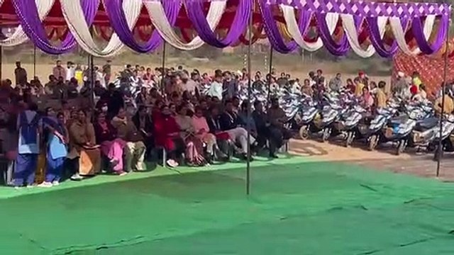 गोदारा कॉलेज में हुआ कार्यक्रम-स्कूटी की चाबी मिलते ही खुशी से झूम उठी मेधावी बेटियां