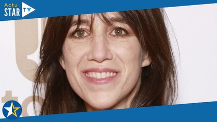 Charlotte Gainsbourg immortalise un moment de tendresse de sa fille Alice Attal et son boyfriend...
