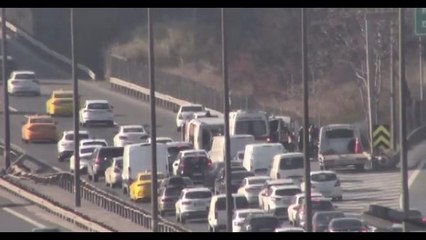 ATAŞEHİR'DE AMBULANS KAZA YAPTI