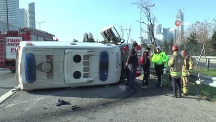 Ataşehir TEM'de otomobilin çarptığı ambulans sürüklenerek bariyerlere çarptı