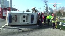 Ataşehir TEM'de otomobilin çarptığı ambulans sürüklenerek bariyerlere çarptı