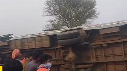 পূর্ব বর্ধমান: বেপরোয়া গতির শিকার! যাত্রীবাহী বাস উল্টে আহত ৩০