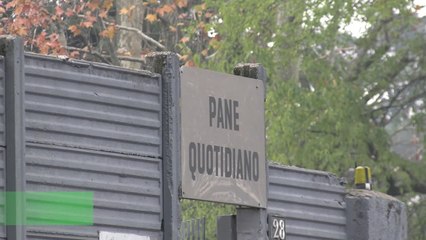 Télécharger la video: Milano, centinaia in coda da Pane Quotidiano: 