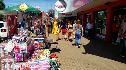 Na véspera de Natal comércio de Cascavel segue movimentado