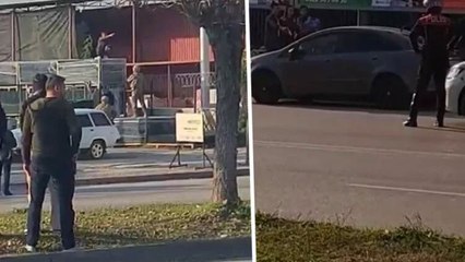 3 kişiyi silahla rehin alan şahıs kamerada