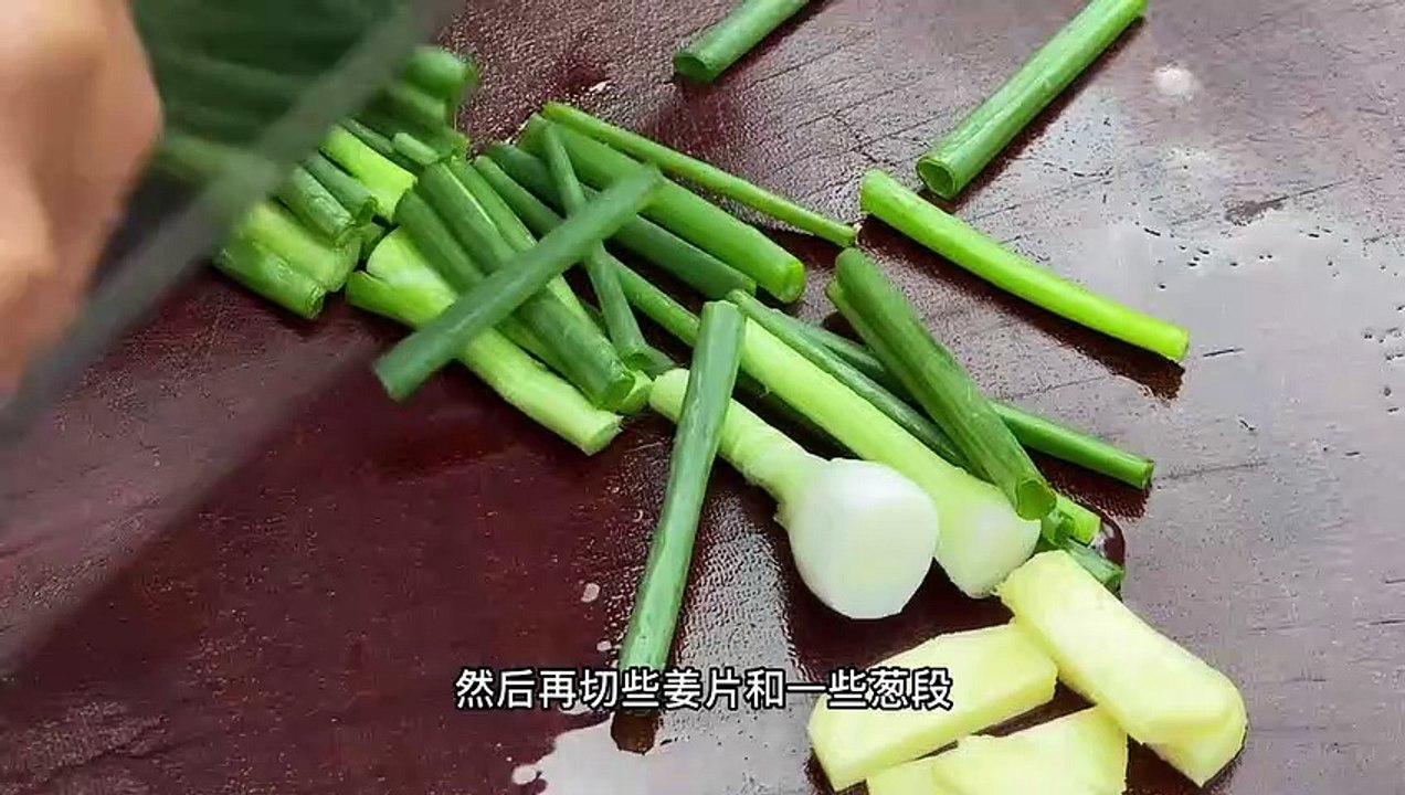 做法超级简单的水蒸盐焗鸡，美味多汁，连皮带肉一起吃真过瘾