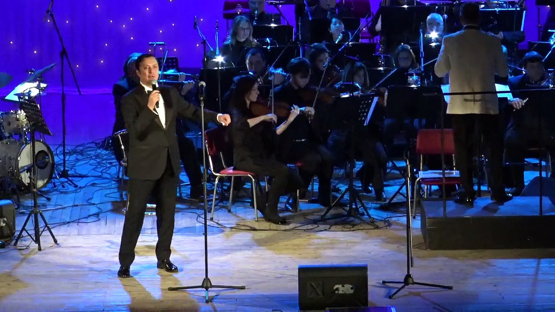 ⁣Васил Петров изпълнява Rudolph, the Red-Nosed Reindeer