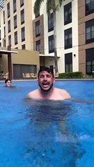 Luis Ángel "El Flaco" canta sin ropa bajo la lluvia