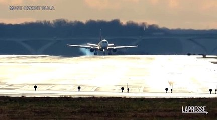 Paura sull'aereo: tenta l’atterraggio ma per la tempesta è costretto a riprendere quota