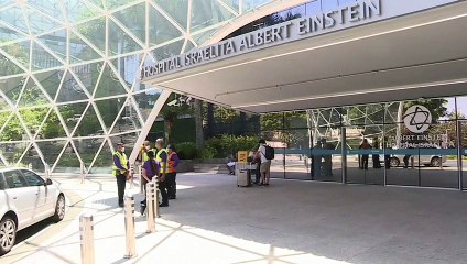 Pelé segue internado em São Paulo