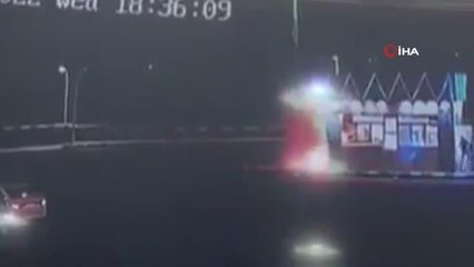 Suudi Arabistan'da büfeye dalan araç alev aldı